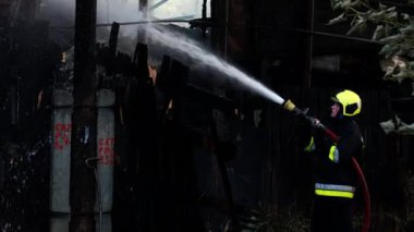 Chisinau, Moldova - 6 Temmuz 2024: İtfaiyeci yangını söndürmeye çalışıyor