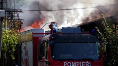 Chisinau, Moldova - 6 Temmuz 2024: Arka planda yanan bir itfaiye aracının görüntüsü