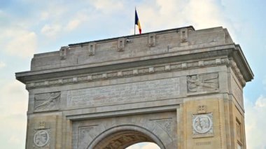 Bükreş, Romanya - 24 Temmuz 2024: Şehrin kuzey kesimindeki Zafer Kemeri sokak manzarası