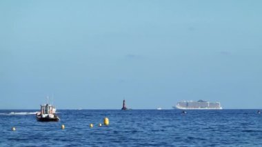 Vallauris, Fransa 'da denizlerde hareket eden tekneler