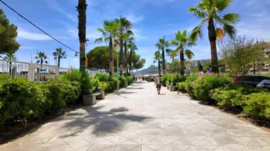 Vallauris, Fransa - 14 Temmuz 2024: Komün sokaklarında yürüyen insanlar