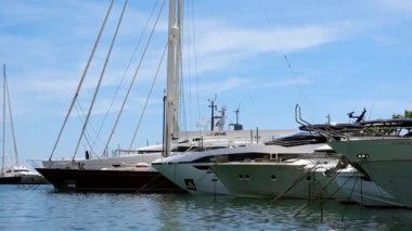 Vallauris, Fransa - 14 Temmuz 2024: Güneşli bir günde gemiler Port de Golfe-Juan 'a yanaştı