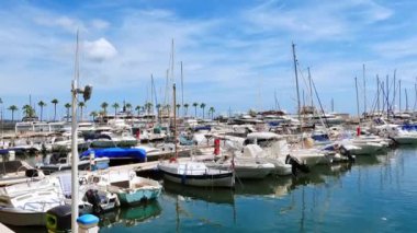 Vallauris, Fransa - 14 Temmuz 2024: Güneşli bir günde gemiler Port de Golfe-Juan 'a yanaştı