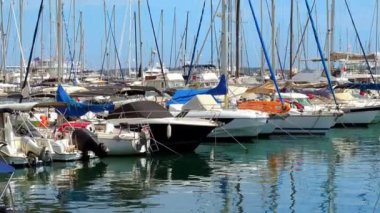Vallauris, Fransa - 14 Temmuz 2024: Güneşli bir günde gemiler Port de Golfe-Juan 'a yanaştı
