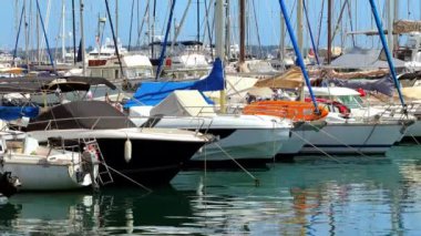 Vallauris, Fransa - 14 Temmuz 2024: Güneşli bir günde gemiler Port de Golfe-Juan 'a yanaştı