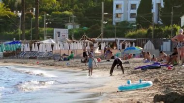 Vallauris, Fransa - 14 Temmuz 2024: İnsanlar denizde yüzüyor ve Golfe-Juan kasabasında plajda dinleniyorlar