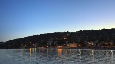 Akşamları Fransa 'nın Cannes kentindeki Midi sahilinde deniz manzarası.