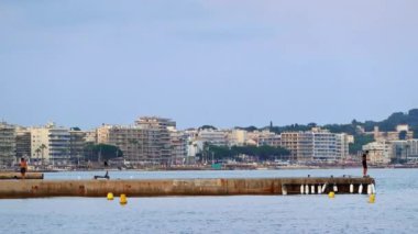 Fransa 'nın Cannes kentindeki Midi sahilinde deniz manzarası