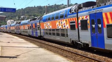 Cannes, Fransa - 15 Temmuz 2024: İstasyona varan uzun tren