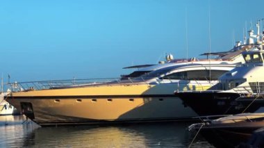 Cannes, Fransa - 15 Temmuz 2024: Fransa 'daki Port de Cannes limanına beyaz tekne yanaştı