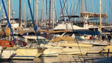 Cannes, Fransa - 15 Temmuz 2024: Cannes Limanı 'na beyaz tekneler yanaştı