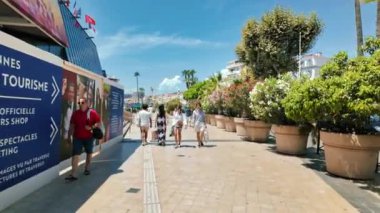 Cannes, Fransa - 15 Temmuz 2024: İnsanlar gün ışığında şehrin sokaklarında yürüyor