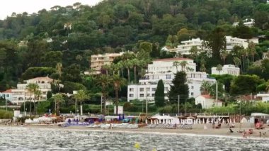 Cannes, Fransa - 15 Temmuz 2024: İnsanlar sahilde yüzüyor ve dinleniyor