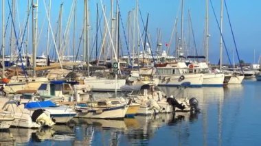 Cannes, Fransa - 15 Temmuz 2024: Cannes Limanı 'na beyaz tekneler yanaştı