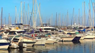 Cannes, Fransa - 15 Temmuz 2024: Cannes Limanı 'na beyaz tekneler yanaştı