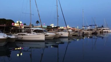 Cannes, Fransa - 15 Temmuz 2024: Akşamleyin Cannes Limanı 'na beyaz tekneler yanaştı