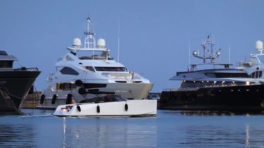 Cannes, Fransa - 15 Temmuz 2024: Akşamleyin Cannes Limanı 'na beyaz tekneler yanaştı