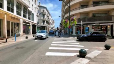 Cannes, Fransa - 15 Temmuz 2024: İnsanlar gün ışığında şehrin sokaklarında yürüyor