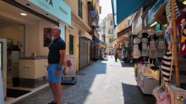 Cannes, Fransa - 15 Temmuz 2024: İnsanlar gün ışığında şehrin sokaklarında yürüyor