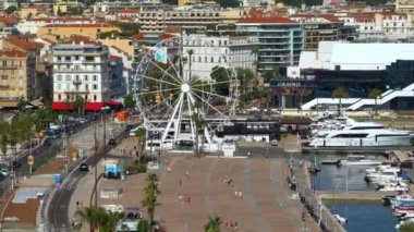 Cannes, Fransa - 15 Temmuz 2024: Sahilde Dönme Dolap