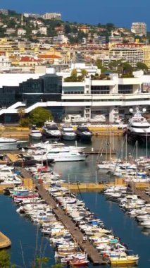 Cannes, Fransa - 15 Temmuz 2024: Port de Cannes 'a yanaşan teknelerin hava görüntüsü. Dikey