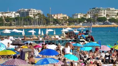 Cannes, Fransa - 15 Temmuz 2024: İnsanlar sahilde yüzüyor ve dinleniyor