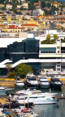 Cannes, Fransa - 15 Temmuz 2024: Port de Cannes 'a yanaşan teknelerin hava görüntüsü. Dikey