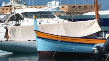 Botlar Antibes, Fransa 'daki Vauban Limanı' na yanaştı.