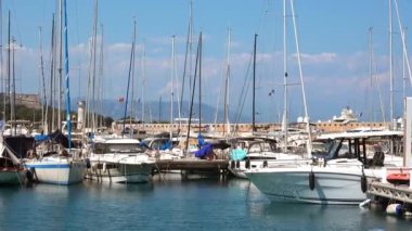 Botlar Antibes, Fransa 'daki Vauban Limanı' na yanaştı.