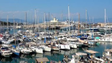 Botlar Antibes, Fransa 'daki Vauban Limanı' na yanaştı.
