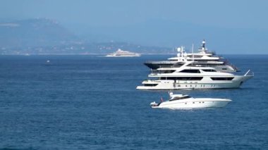 Antibes, Fransa 'da denizde hareket eden beyaz tekneler.
