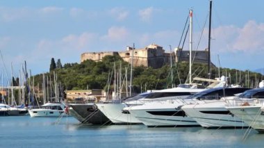 Fransa 'nın arka planında Fort Carre ile Vauban Antibes Limanı' na yanaşan tekneler.