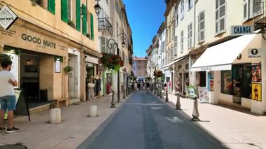 Antibes, Fransa - 20 Temmuz 2024: İnsanlar şehrin sokaklarında yürüyor