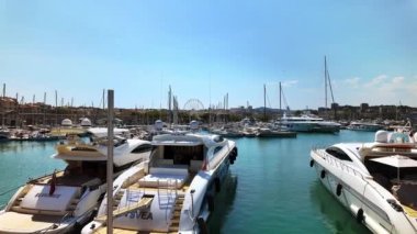 Antibes, Fransa - 20 Temmuz 2024: Antibes, Fransa 'daki Vauban Limanı