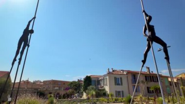 Antibes, Fransa - 20 Temmuz 2024: Antibes, Fransa sokaklarında kadın ve erkek heykeli