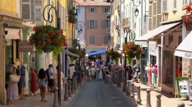 Antibes, Fransa - 20 Temmuz 2024: İnsanlar şehrin sokaklarında yürüyor