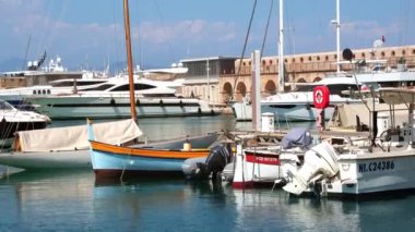 Antibes, Fransa - 20 Temmuz 2024: Tekneler Vauban Antibes Limanı 'na yanaştı