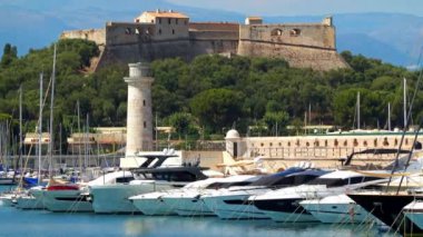 Antibes, Fransa - 20 Temmuz 2024: Fransa 'nın arka planında Fort Carre ile Vauban Antibes Limanı' na yanaşan tekneler