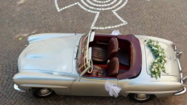 Antibes, Fransa - 20 Temmuz 2024: Gümüş Mercedes-Benz 190 SL şehrin sokaklarında sergilenmektedir.