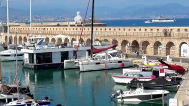 Antibes, Fransa - 20 Temmuz 2024: Tekneler Antibes, Fransa 'daki Vauban Limanı' na yanaştı