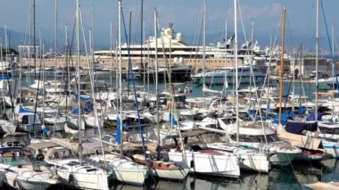Antibes, Fransa - 20 Temmuz 2024: Tekneler Antibes, Fransa 'daki Vauban Limanı' na yanaştı