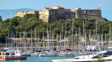 Antibes, Fransa - 20 Temmuz 2024: Botlar arka planda Fort Carre ile Vauban Antibes Limanı 'na yanaştı