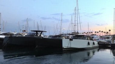 Günbatımında Fransa 'nın Port de Cannes limanına tekneler yanaştı.
