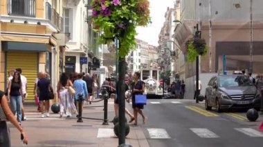 Cannes, Fransa - 15 Temmuz 2024: İnsanlar gün ışığında şehrin sokaklarında yürüyor