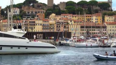 Cannes, Fransa - 15 Temmuz 2024: Tekneler Cannes Limanı 'na yanaştı