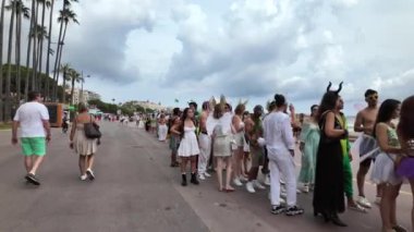 Cannes, Fransa - 15 Temmuz 2024: Kostümlü insanlar gün ışığında şehrin sokaklarında yürüyor