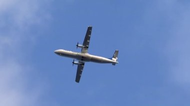 Cannes, Fransa - 15 Temmuz 2024: Bulutlu gökyüzünde uçan uçak