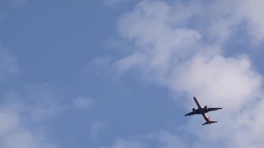 Cannes, Fransa - 15 Temmuz 2024: Bulutlu gökyüzünde uçan uçak