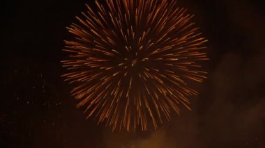 Geceleri Cannes Havai fişek Festivali 'nde gökyüzünde havai fişekler.