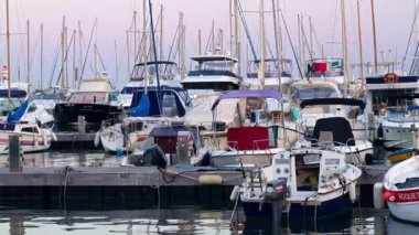 Cannes, Fransa - 15 Temmuz 2024: Tekneler Cannes Limanı 'na yanaştı